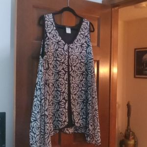 2x tunic. Black and white. Flowy